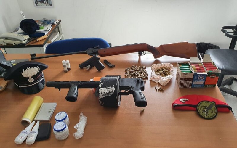 Pistola e fucili nell’abitazione di due pastori. Carabinieri li arrestano. Sequestrate munizioni e dosi di cocaina