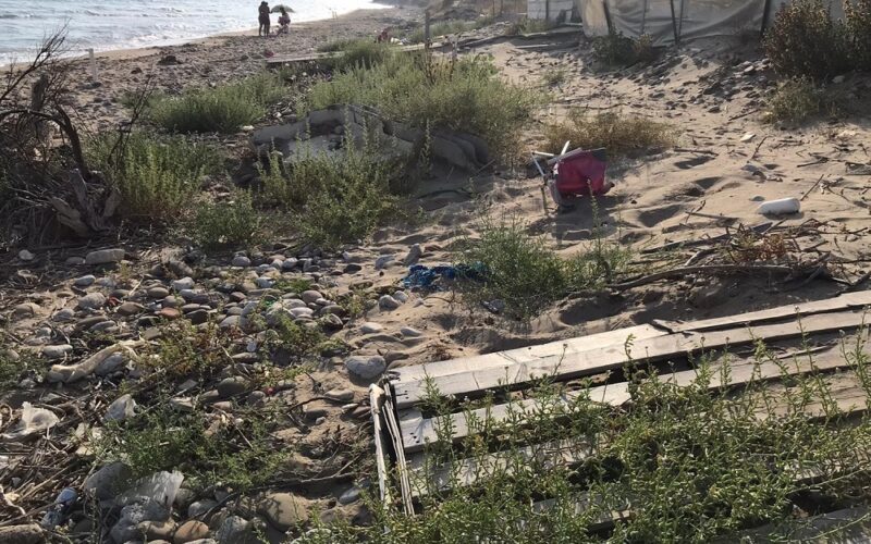 Butera: rifiuti e degrado, ferita la splendida spiaggia dorata. Il sindaco: «Inciviltà». La pulizia è già in corso