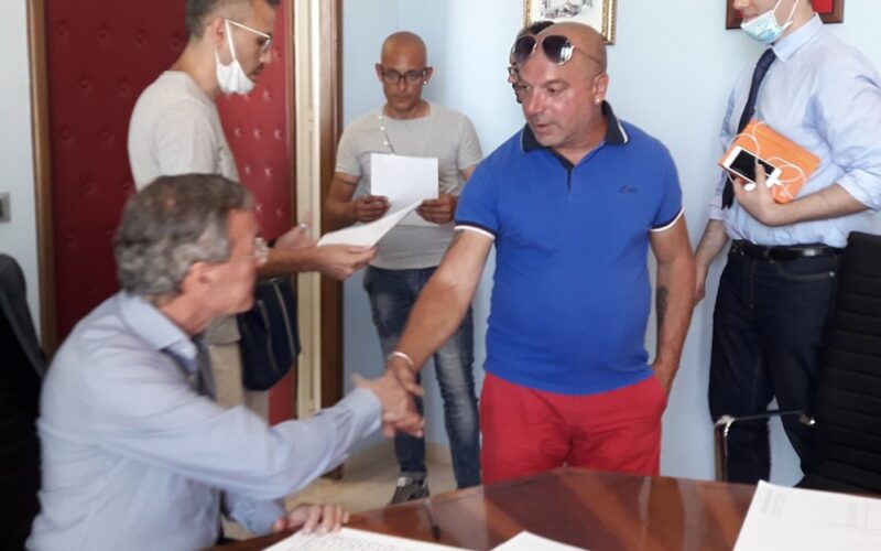 Gela: sindaco e lavoratori siglano l’accordo, si va verso l’intesa con i lavoratori ex Tekra. Protesta sospesa