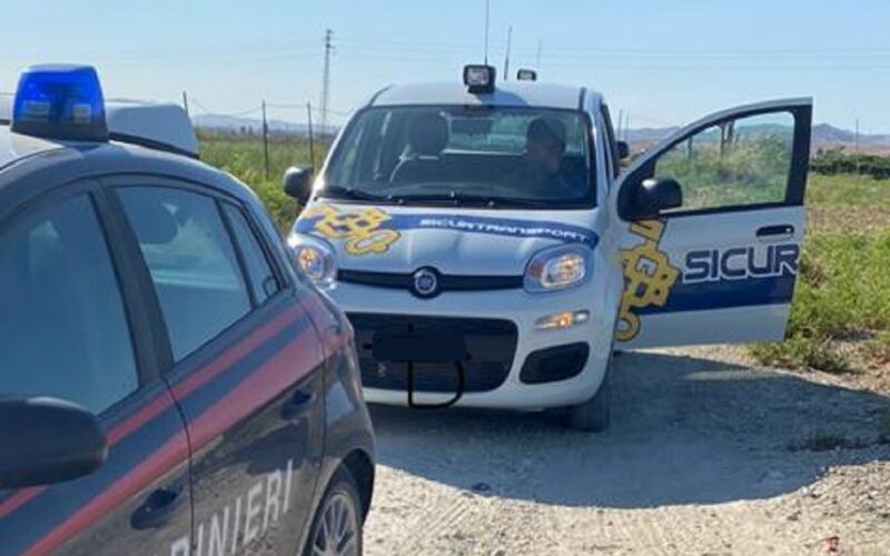 Gela: con la motoape a caccia  di ferro vecchio. Due balordi bloccati dai vigilantes mentre rubavano le tubature