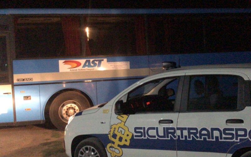 Gela: assalto al deposito dei bus, ladri tentano di rubare gasolio dai serbatoi. Ma arrivano vigilantes e Carabinieri