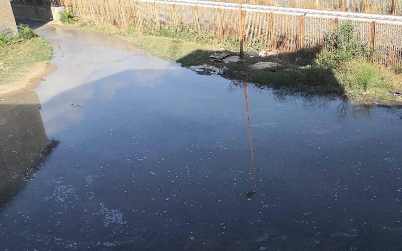 Gela: «lago» in via Telesio a causa di un guasto alla condotta. Residenti protestano: «Richieste di intervento cadute nel vuoto»