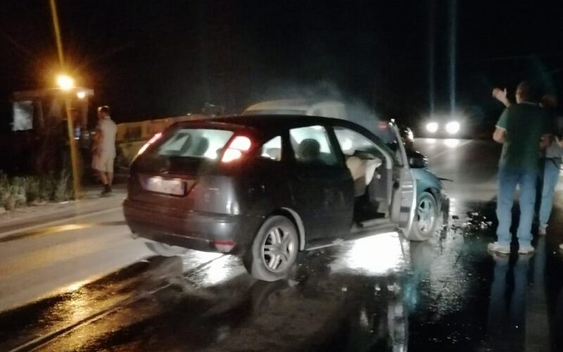 Gela: auto contro trattore agricolo, incidente sulla SS 115. Due feriti. Un’auto quasi distrutta nell’impatto