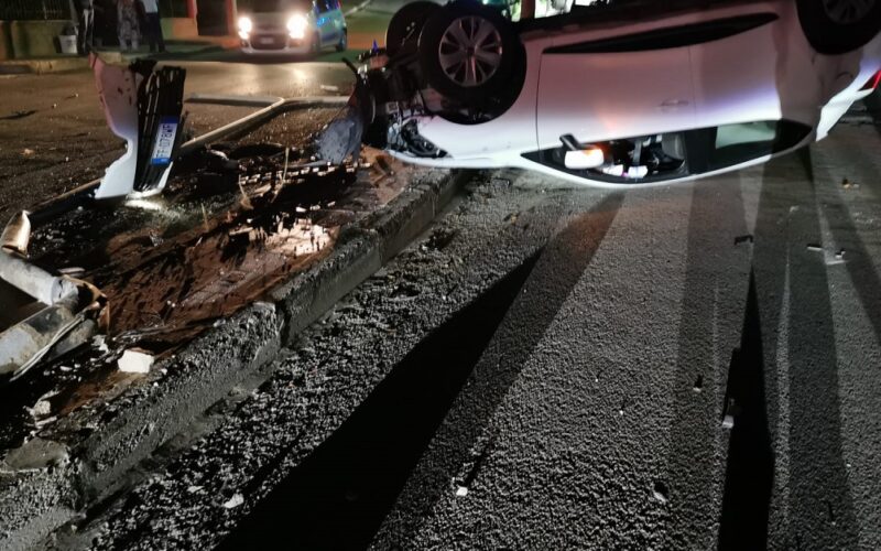 Gela: auto sbanda e cappotta sul viale Indipendenza, paura per gli occupanti. Due persone ferite, soccorsi sul posto