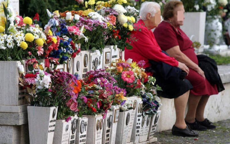 Gela: diverbio per i fiori al cimitero, tra due donne volano ingiurie e colpi di borsetta. Una delle contendenti si fa medicare