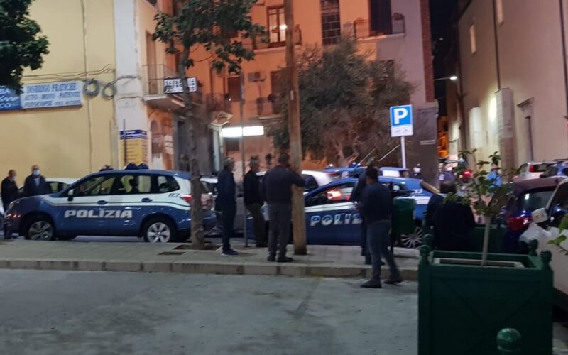 Gela: ambulanti arrabbiati per la chiusura del mercato irrompono in municipio. Arriva la Polizia