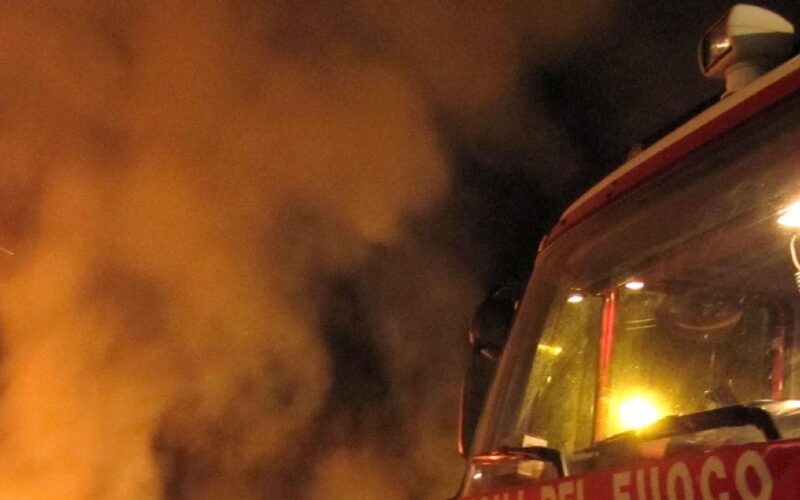 Niscemi, auto a fuoco in via Martiri di via Fani. Rogo in un casolare a Gela, fiamme auto estinte. Indagini in corso