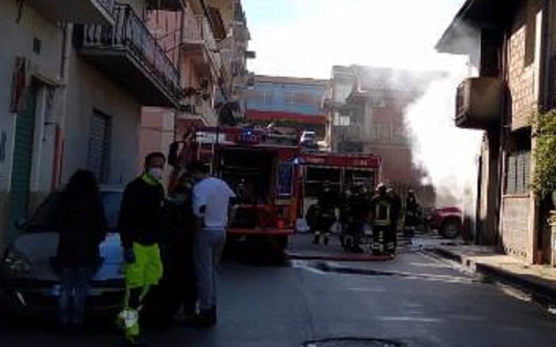 Riesi: paura in via La Malfa, incendio divampa in un garage e danneggia auto e arredi. Si pensa a un cortocircuito