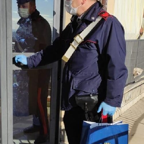 Al citofono suonano i carabinieri, latte e viveri a una coppia in isolamento e ai loro bambini