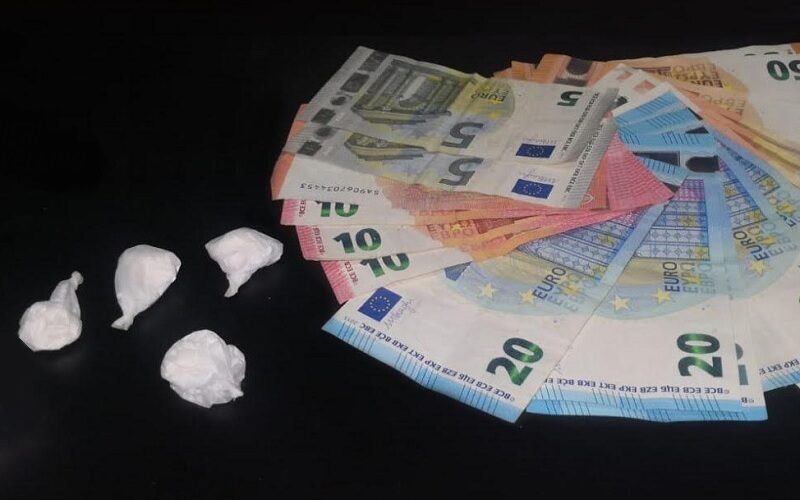 Gela: dosi di cocaina in auto, altra droga e 9 mila euro a casa. Arrestato un giovane di 28 anni