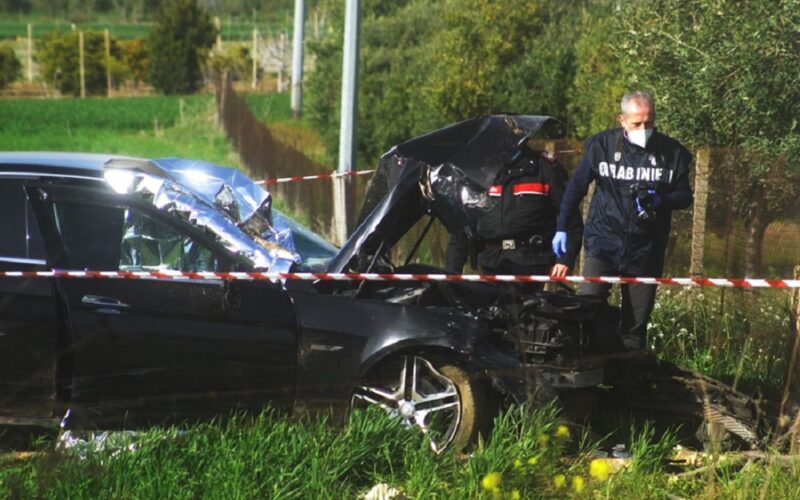 Gela: terribile schianto a nord di Settefarine, morto un automobilista. Sul posto ambulanze e forze di polzia