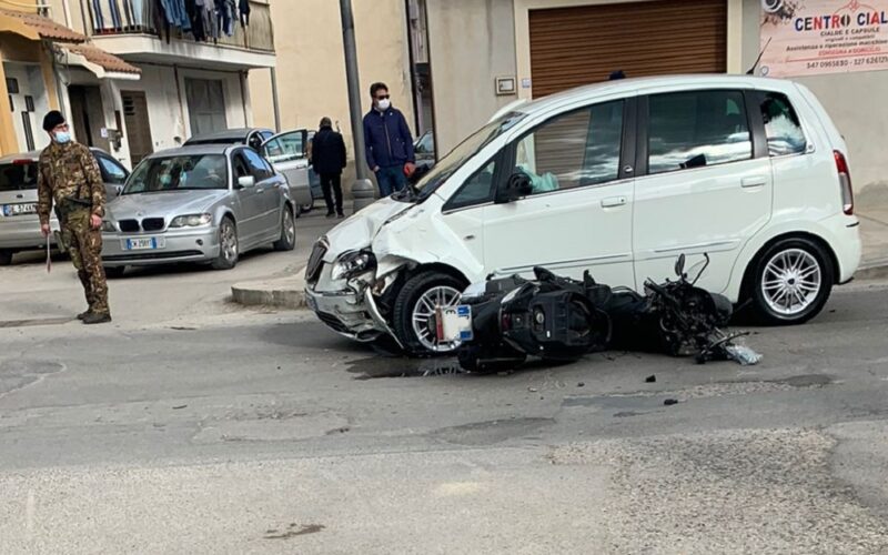 Gela: grave incidente in via Settefarine. Impatto tra un’auto e uno scooter. Motociclista trasferito in codice rosso