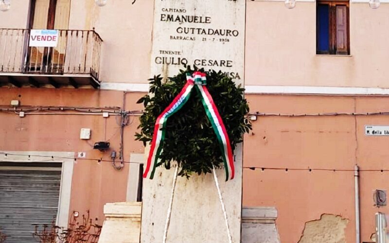 Gela: una corona d’alloro ai piedi del monumento ai caduti in piazza Martiri