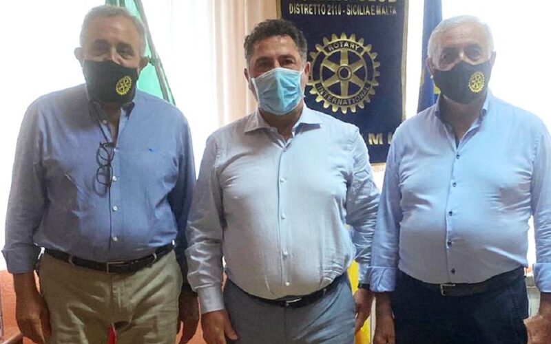 Niscemi: Rotary dona due nuovi tablet all’istituto Da Vinci. Solidarietà nei confronti dei ragazzi meno fortunati