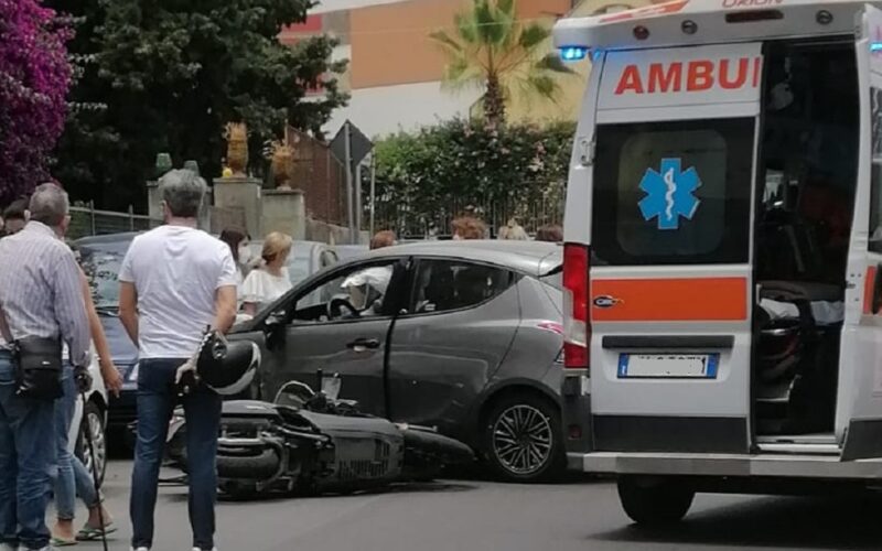 Gela: sbuca un’auto, moto si schianta, due feriti finiscono all’ospedale. I residenti: «La strada come una pista»