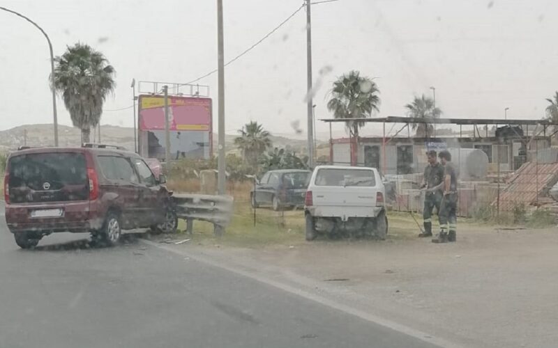 Gela: schianto sulla strada per Manfria, furgone finisce contro il guardrail. Polizia Stradale e Vigili del fuoco sul posto