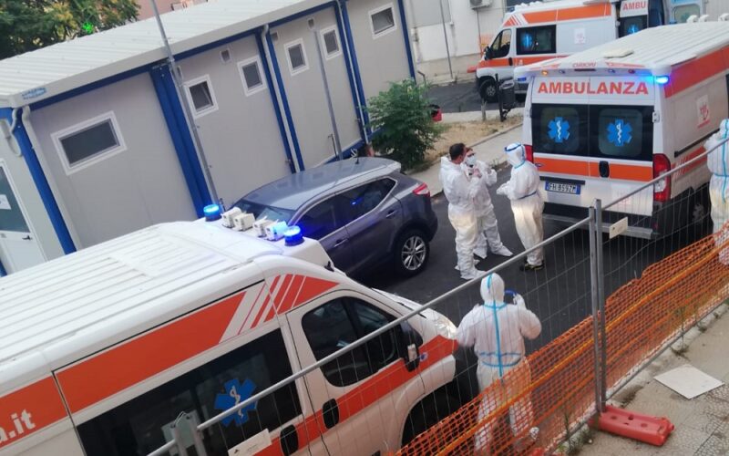 Gela nell’incubo del virus, ambulanze in fila in ospedale. Non accadeva da mesi. Positivi +28, casi totali 218