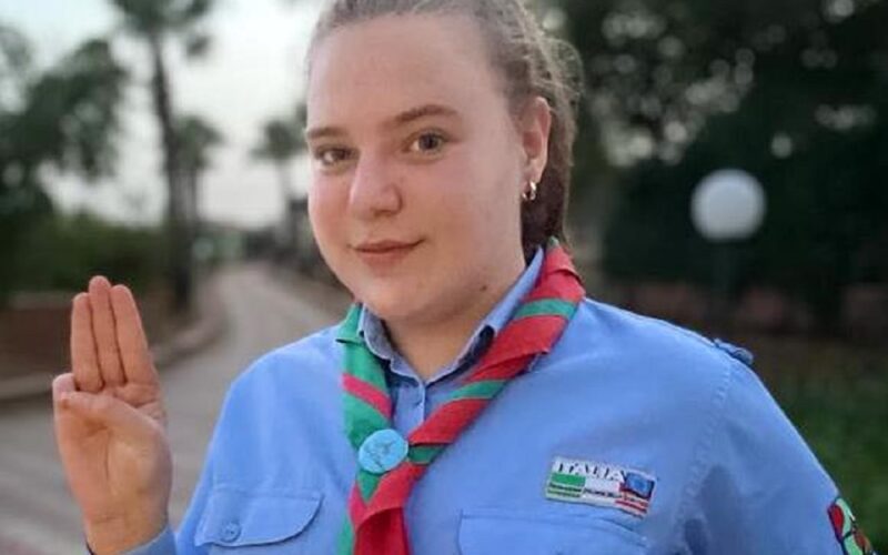 Niscemi: Clarissa, giovane guida scout si presenta agli esami in uniforme. Dieci e lode alla studentessa modello