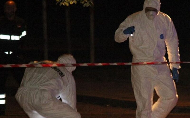 Uccide il convivente a colpi di bottiglia, tragedia familiare scoperta nella notte. In carcere una donna di 36 anni