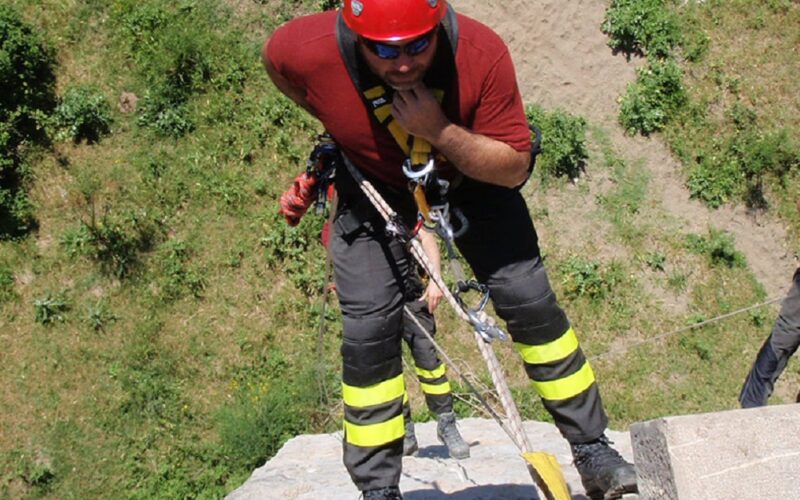 Perde l’orientamento e rimane intrappolata di notte in una zona impervia. Donna salvata dal nucleo speleo alpino fluviale