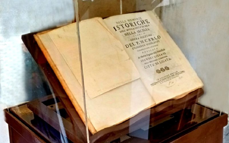 Gela, il professor Mulè dona libro «Delle memorie istoriche dell’antica città di Gela nella Sicilia» del Pizolanti