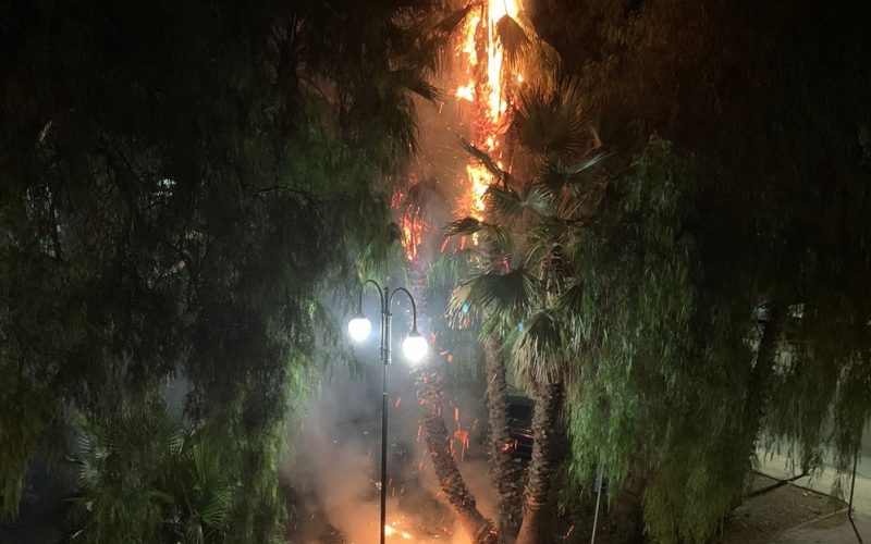 Gela, ennesimo rogo in via Ruggero Settimo. I residenti: «È un incubo». Fiamme lambiscono auto e abitazioni