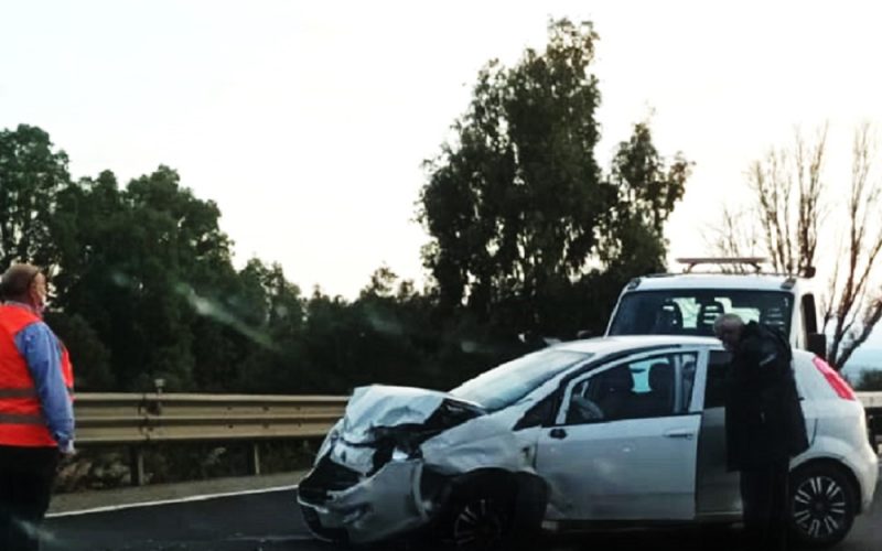 Gela – Catania, ancora un grave incidente. Fiat «Punto» contro una Citroën, due persone ferite. Soccorsi sul posto