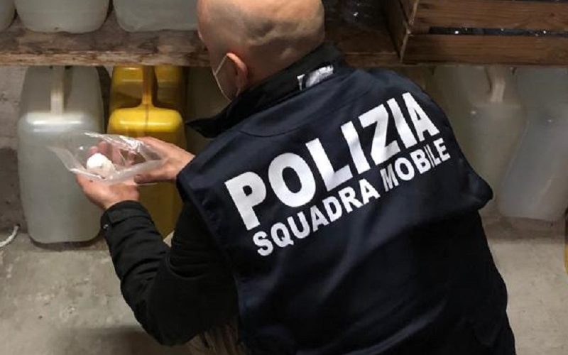 Traffico e spaccio di cocaina, 22 misure cautelari. Donne coinvolte nel ruolo di «vedette»