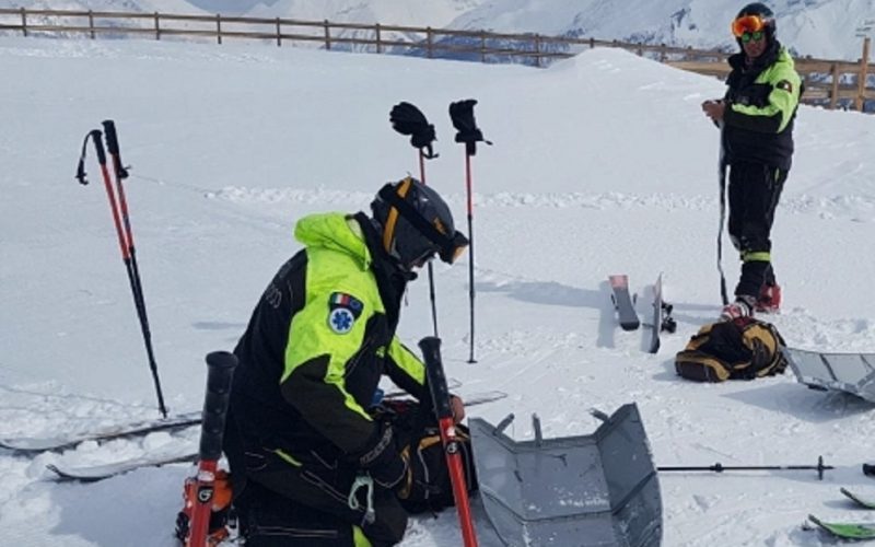 In gita sulla neve, giovane donna perde il controllo dello slittino e riporta lesioni al volto e alla zona cervicale