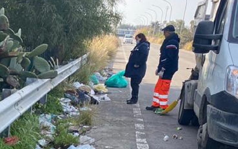 Gela, guerra ai furbetti del «sacchettino». Dodici persone multate dalla municipale