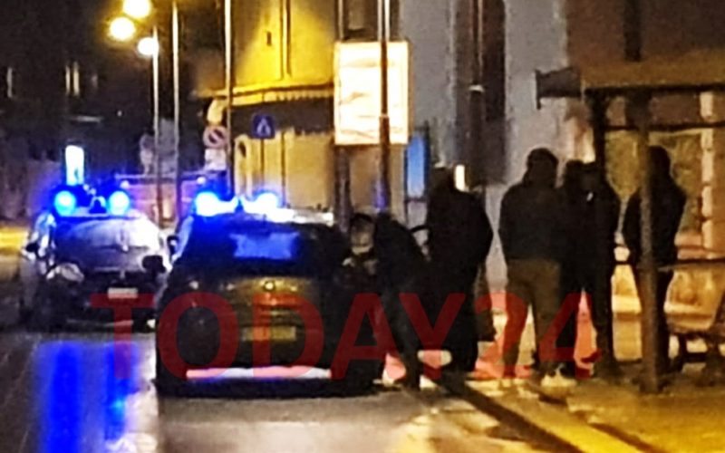 Gela, colpi di pistola contro l’auto dei «rivali». Giallo risolto, ecco chi sparò dal balcone. Tre persone indagate