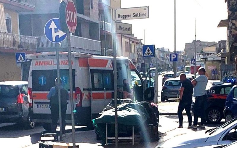 Gela: lite familiare in via Recanati, parte colpo di pistola. Un ferito soccorso in ambulanza