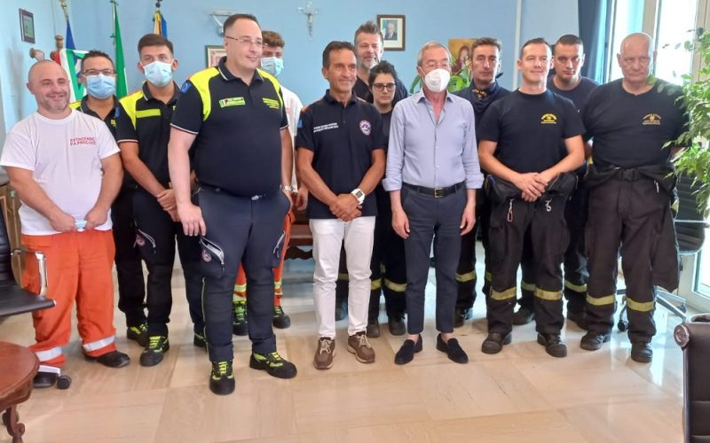 Il sindaco riceve le squadre antincendio