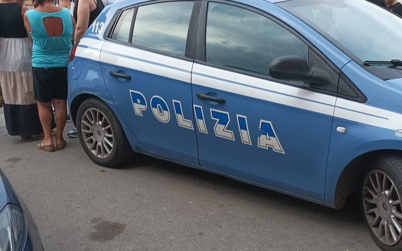 Gela, pitbull uccide un cagnolino e poi azzanna un passante. Interviene la Polizia