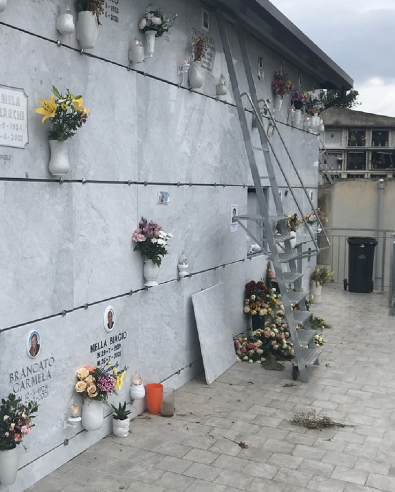 Gela Precipita Dalla Scaletta Al Cimitero Donna Finisce Al Pronto