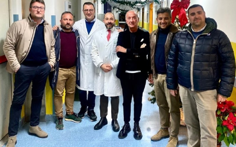 Calciatori e dirigenti in visita all’ospedale