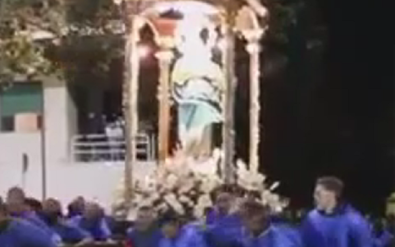 Gela: la madonna compie il «miracolo», la processione si farà. Fedeli sistemano la strada