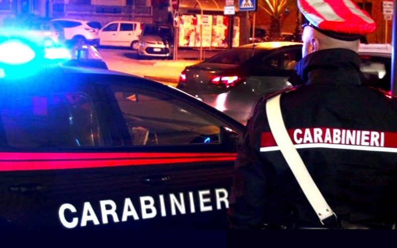 Spintona i carabinieri e tenta di fuggire. Giovane di 22 anni ai domiciliari, aveva droga e soldi