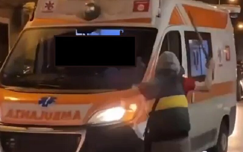 Gela, prese a bastonate un’ambulanza. Disposto ricovero, adesso è in cura