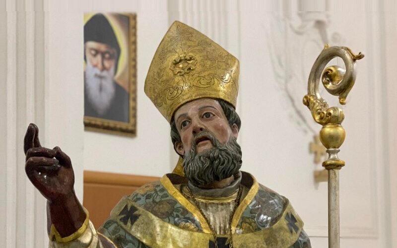 Gela riabbraccia San Nicola di Mira, la preziosa statua lignea benedetta dal vescovo. Sarà venerata a San Francesco di Paola