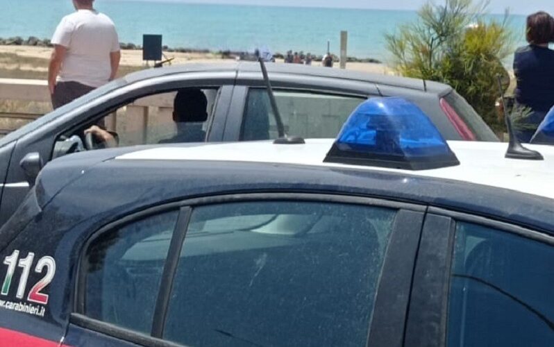 Gela, nudo in spiaggia in pieno giorno e con dei cani al seguito. Intervengono carabinieri