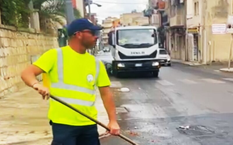 Gela, continuano i lavori di pulizia straordinaria. Greco: «Diamo decoro alla città»