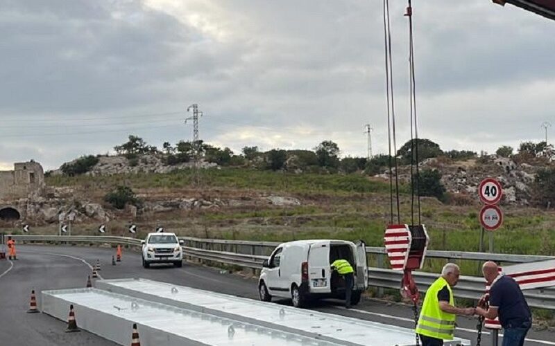 Gela, paura sulla ss 417 per Catania. Tir perde travi d’acciaio dirette in un cantiere