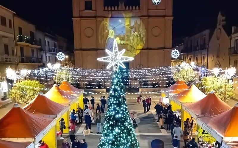 La Casa di Babbo Natale, il presepe vivente, la musica live e i sapori tipici. La magia delle feste per grandi e piccini