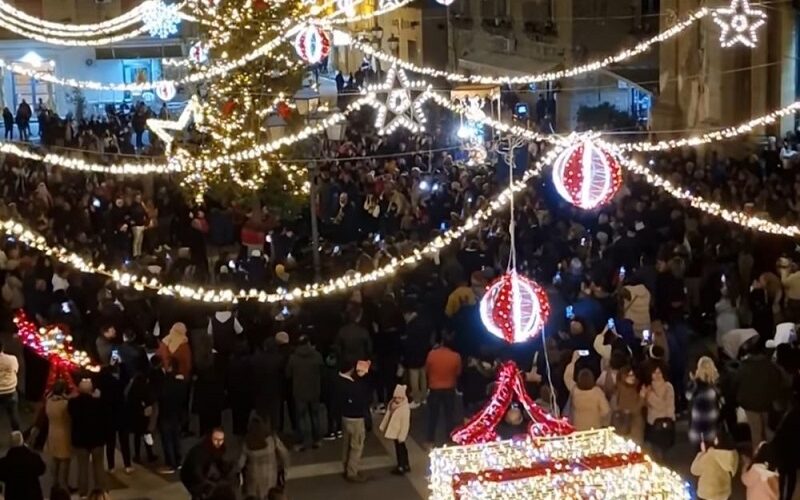 Niscemi accende il Natale: un albero, la piazza e il prospetto del municipio illuminati a festa