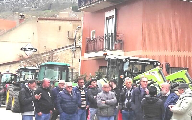 Marianopoli, Sos del comparto agricolo. Trattori in strada per protesta: la Regione ci aiuti