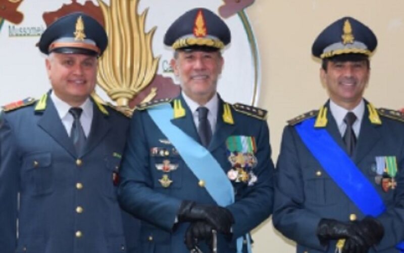 Finanza, giurano militari promossi e neo arruolati. Consegnate le benemerenze