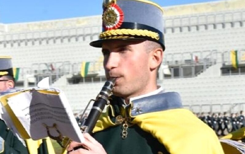 Leonardo, 22 anni, clarinetto della Fanfara della Finanza. Talento e passione per la musica coltivati fin da bambino