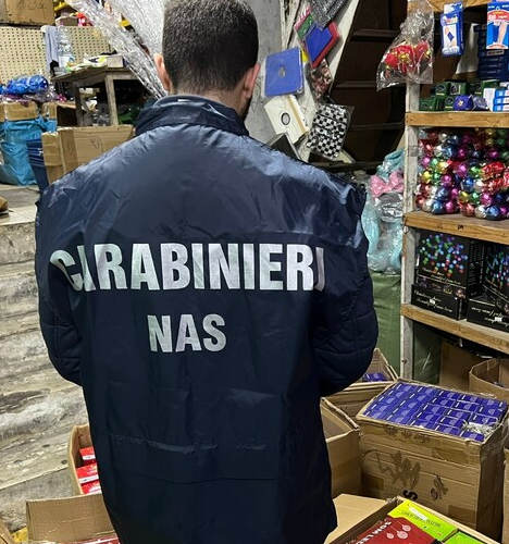 Catania, controlli dei Nas alla vigilia del Natale. Maxi sequestro di alimenti e luminarie