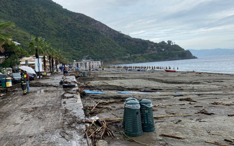 Messina si sveglia sotto il maltempo: traghetti fermi in porto e colate di fango sulle Eolie